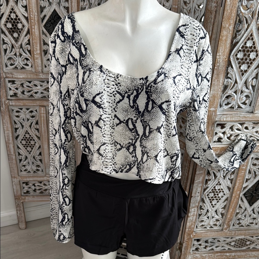 Tobi Black and White Crop Blouse with Long Sleeves